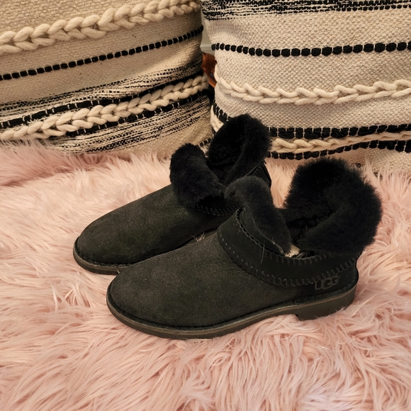 Ugg Shoes | Sz 6 EU 37 Women's Ugg Mckay Black Suede Sheepskin Ankle Boots 1012358 | Color: Black | Size: 6 | Lhanzhughes's Closet